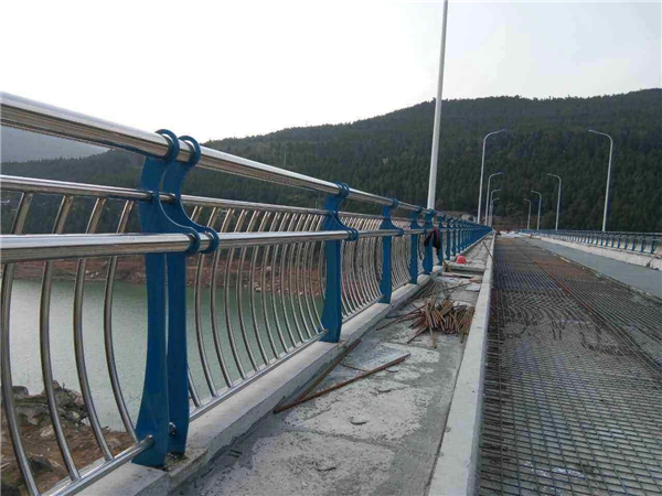 泰州不锈钢桥梁护栏的特点及其在桥梁安全中的重要作用